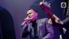 Penyanyi Judika tampil dalam konser yang bertajuk 'Rindu Kamu yang Dulu' di The Pallas SCBD, Jakarta, Jumat (14/2/2020). Dalam penampilannya Judika membawakan 10 lagu diantaranya, Sampai Akhir, Sampai Kau Jadi Milikku, dan Malaikat. (Liputan6.com/Faizal Fanani)