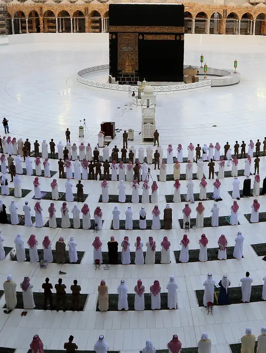 Jemaah melaksanakan salat Idul Fitri di Masjidil Haram, Mekah, Arab Saudi, Minggu (24/5/2020). Salat Idul Fitri tetap digelar di Masjidil Haram dan Masjid Nabawi namun dengan jemaah terbatas. (AFP)
