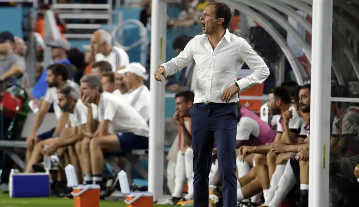 Pelatih Juventus, Massimiliano Allegri, memberikan instruksi kepada anak asuhnya saat melawan Paris St Germain pada laga ICC di Stadion Hard Rock, Florida, Rabu (26/7/2017). Juventus menang 3-2 atas PSG. (AP/Lynne Sladky)