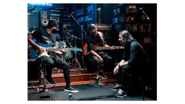 7 Potret Terbaru Ello yang Resmi Jadi Vokalis Dewa 19, Bak Mimpi