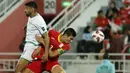 Striker Timnas Oman, Muhsen Al Ghassani (kiri) berebut bola dengan bek Kirgistan, Tamirlan Kozubaev pada laga ketiga Grup F Piala Asia 2023 di Abdullah bin Khalifa Stadium, Doha, Qatar, Kamis (25/1/2024). (AFP/Karim Jaafar)