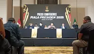 Ketua OC Piala Presiden 2025 Harsiwi Achmad, Ketua Umum PSSI Erick Thohir, dan Ketua SC Piala Presiden 2025 Maurarar Siraih pada konferensi pers, Jumat (13/6/2025). (Liputan6.com/Harley Ikhsan)