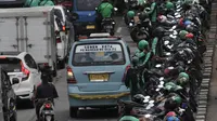 Puluhan sepeda motor milik pengendara ojek online saat parkir di badan jalan kawasan Mangga Dua, Jakarta, Selasa (23/4). Kurangnya pengawasan petugas dan tidak disiplinnya pengendara ojek online menyebabkan kemacetan kendaraan yang melintas di kawasan tersebut. (merdeka.com/Iqbal S. Nugroho)