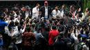 <p>Presiden Republik Indonesia, Joko Widodo (tengah) memberikan keterangan di depan wartawan setelah acara peresmian Indonesia Arena pada Senin (07/08/2023) di Senayan, Jakarta. (Bola.com/Bagaskara Lazuardi)</p>