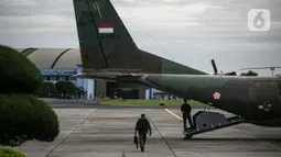Anggota TNI AU bersiap melakukan pencarian pesawat Sriwijaya Air SJ 182 di Lanud Halim Perdanakusuma, Jakarta, Minggu (10/1/2021). TNI AU memberangkatkan tiga alutsista untuk mencari Sriwijaya Air SJ 182 yang hilang kontak di sekitaran perairan Kepulauan Seribu. (Liputan6.com/Faizal Fanani)