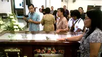 Jenazah Uskup Agung Semarang Mgr Johanes Pujasumarta disemayamkan di Gereja Katedral, Semarang. (Liputan6.com/Edhie Prayitno Ige)