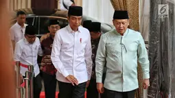 Presiden Joko Widodo tiba menghadiri buka puasa bersama di Rumah Dinas Ketua DPR Bambang Soesatyo di Kawasan Widya Chandra Jakarta, Senin (13/5). Buka Puasa tersebut juga di Hadiri Tokoh Politik dan Petinggi Lembaga Negara. (Liputan6.com/Johan Tallo)