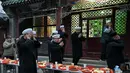 Sebagai kelompok Muslim terbesar di Tiongkok, Etnis Hui terintegrasi erat dengan budaya Tionghoa Han, menggunakan bahasa Mandarin, namun taat menjalankan syariat Islam. Tampak dalam foto, warga Muslim etnis Hui Tiongkok membaca doa sebelum berbuka puasa di sebuah masjid selama minggu terakhir bulan suci Ramadhan di Beijing pada 17 Maret 2026. (Adek BERRY/AFP)