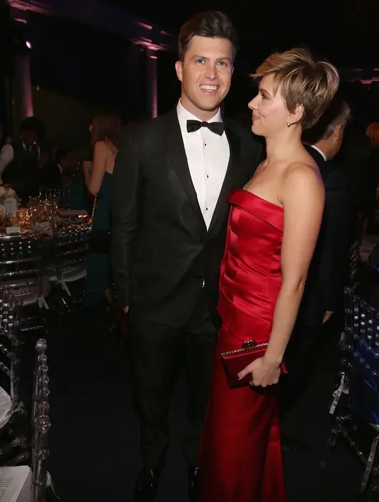 Kali ini bukan orang biasa atau bahkan aktor Hollywood ternama Scarlett Johansson mengencani penulis acara Saturday Night Live, Colin Jost. (Getty Images/Cosmopolitan)
