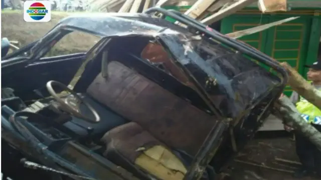 Diduga akibat rem blong, sebuah mobil bak terbuka sarat penumpang di Kabupaten Tasikmalaya Jawa Barat terperosok ke dalam  tebing.