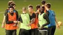 Para pemain AC Milan berlatih ringan di Doha, Qatar, Kamis (22/12/2016). Latihan ini merupakan persiapan jelang laga penuh gengsi, Supercoppa Italiana melawan Juventus. (AFP/Karim Jaafar)