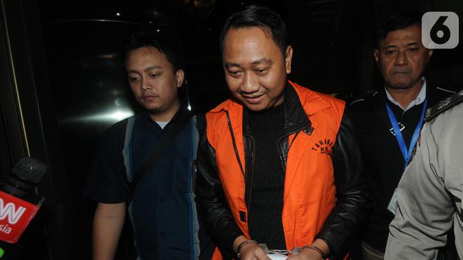Bupati Lampung Utara Agung Ilmu Mangkunegara mengenakan rompi oranye usai menjalani pemeriksaan di Gedung KPK, Jakarta, Selasa (8/10/2019). KPK menahan Agung usai ditetapkan sebagai tersangka dalam kasus dugaan suap proyek Dinas PUPR dan Dinas Perdagangan di lingkungannya. (merdeka.com/Dwi Narwoko)