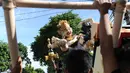 Umat Hindu Bali menyiapkan Ogoh-Ogoh sebelum parade hari Nyepi di Denpasar, Bali, Senin (27/3). Umat Hindu di Bali akan merayakan hari raya Nyepi Tahun Baru Saka 1939 pada tanggal 28 Maret 2017. (AFP Photo / Sonny Tumbelaka) 