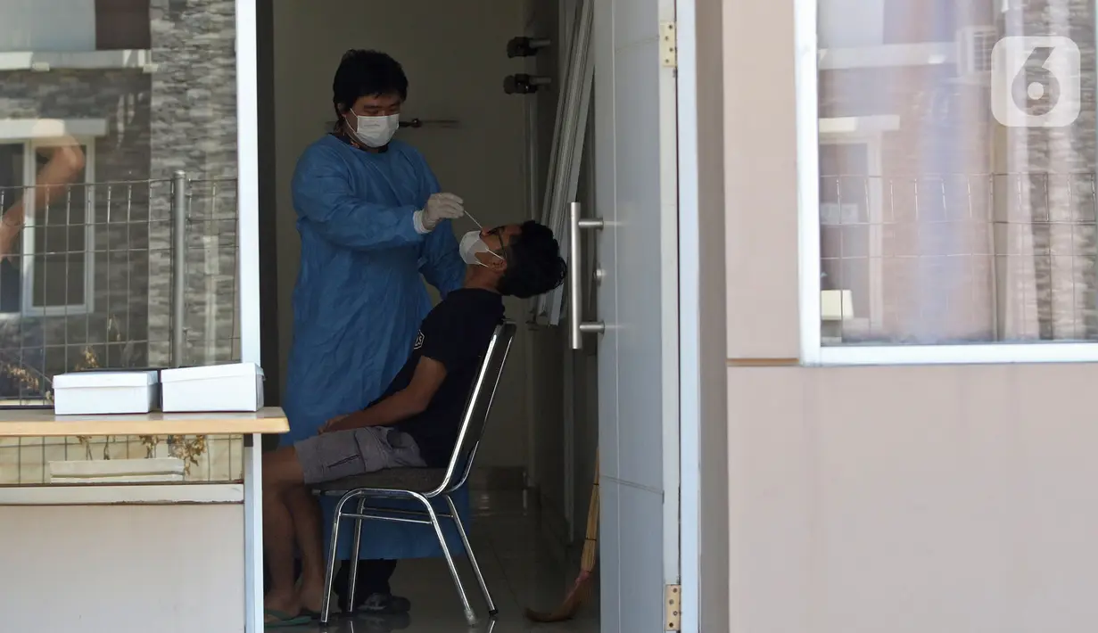 Pasien Covid 19 menjalani tes usap di rumah isolasi terpusat Bekasi Berantas Pendemi (Berani) di Jababeka, Cikarang, Kabupaten Bekasi, Jawa Barat, Rabu (28/7/2021). Rumah isolasi tersebut dapat menampung 660 pasien COVID-19 bergejala ringan dan tenaga kesehatan. (Liputan6.com/Herman Zakharia)