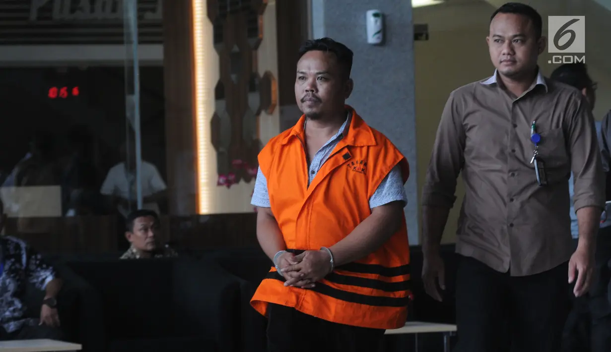 Penyuap Bupati Pakpak Bharat, Rizal Efendi Padang (rompi oranye) usai menjalani pemeriksaan di gedung KPK, Jakarta, Senin (28/1). Rizal merupakan tersangka dugaan suap terkait proyek-proyek di Dinas PUPR Pemkab Pakpak Bharat. (Merdeka.com/Dwi Narwoko)