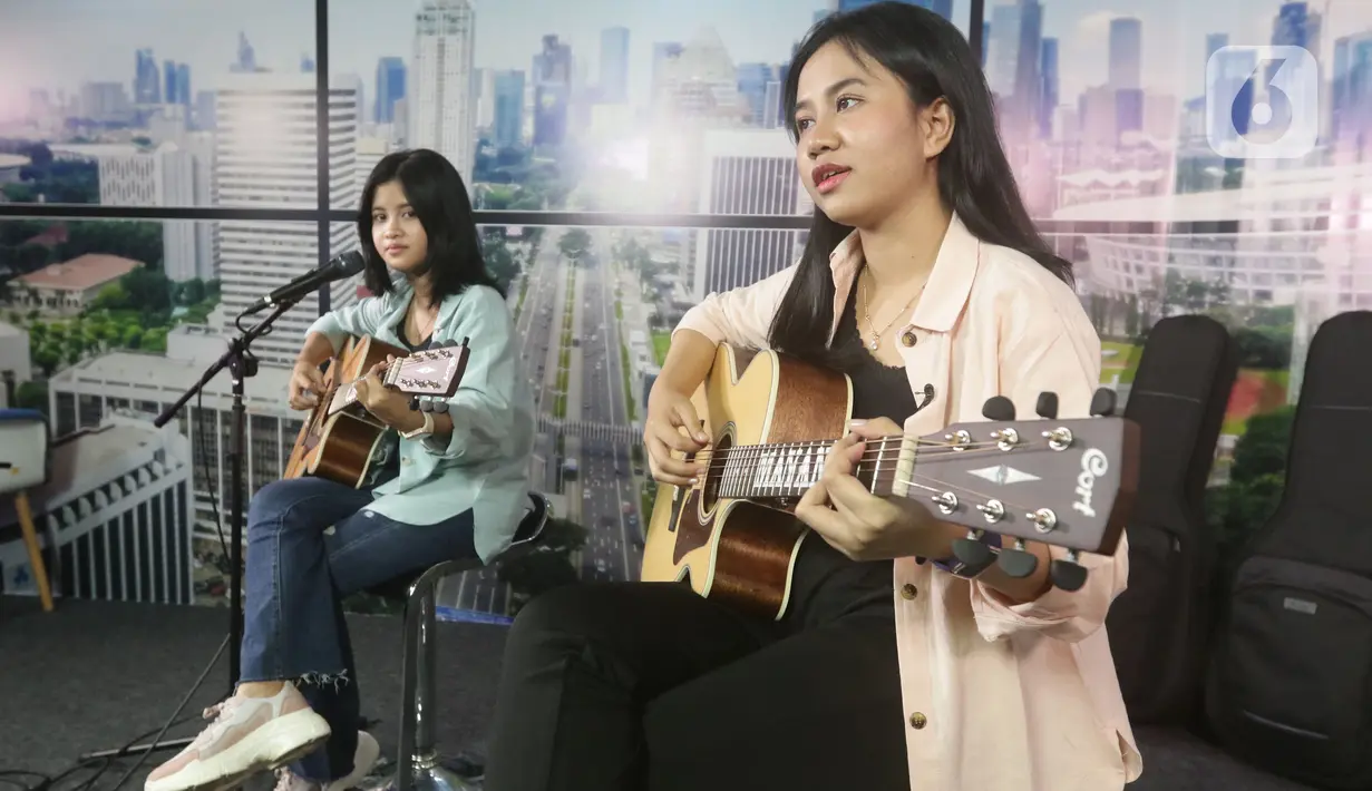 Mayang dan Chika saat perform setelah tampil dalam acara Podcast di studio Liputan6.com, Jakarta, Rabu (19/1/2022). Dalam acara bincang ringan tersebut, adik dari mendiang Vannesa Angel tersebut banyak bercerita seputar kehidupan dan karier. (Liputan6.com/Helmi Fithriansyah)