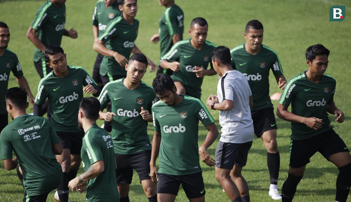 Pemain Timnas Indonesia, Ricky Fajrin, melakukan pemanasan saat latihan di Lapangan ABC Senayan, Jakarta, Selasa (20/11). Latihan ini persiapan jelang laga Piala AFF 2018 melawan Filipina. (Bola.com/Vitalis Yogi Trisna)