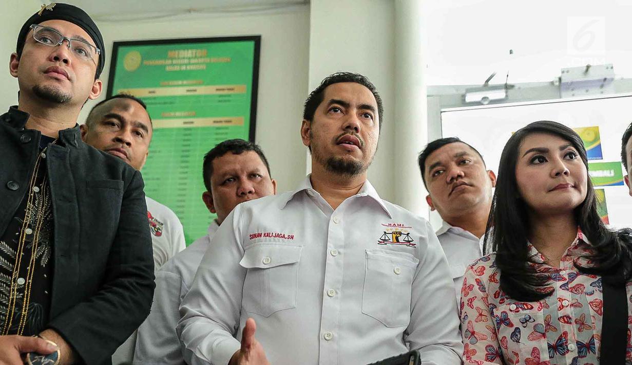 Sandy Tumiwa (kiri) bersama Tessa Kaunang dan kuasa hukumnya Sunan Kalijaga (tengah) saat menggelar mediasi di Pengadilan Negeri Jakarta Selatan, Kamis (1/3). (Liputan6.com/Pool/Adrian)