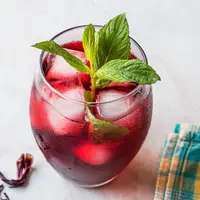 ilustrasi es teh merah/Alp Aksoy/Shutterstock