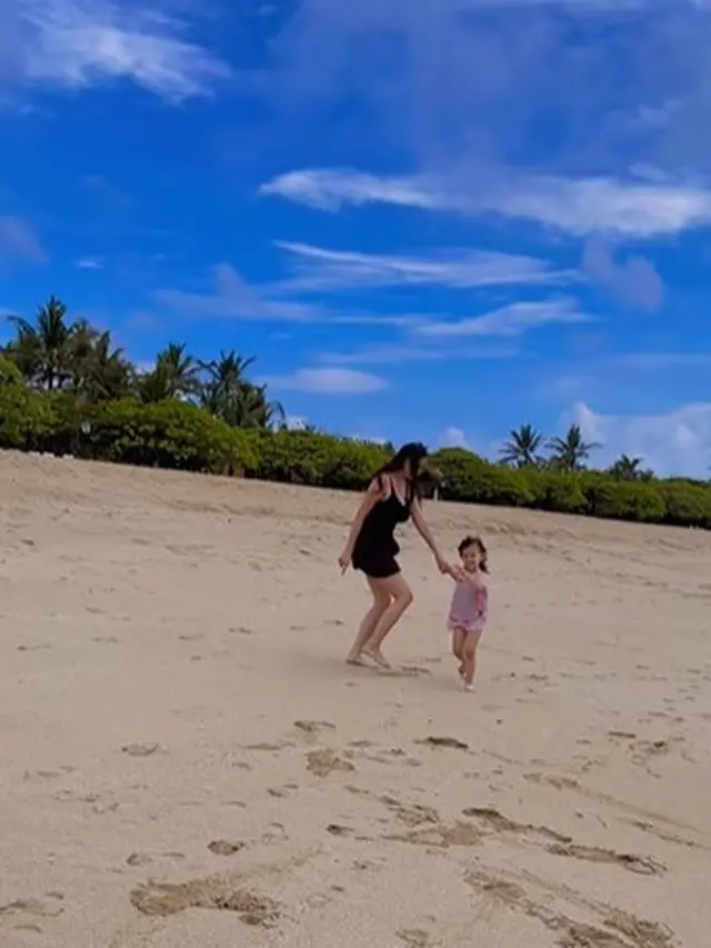 Aura Kasih tuai perhatian saat bermain di pantai (Instagram/aurakasih)