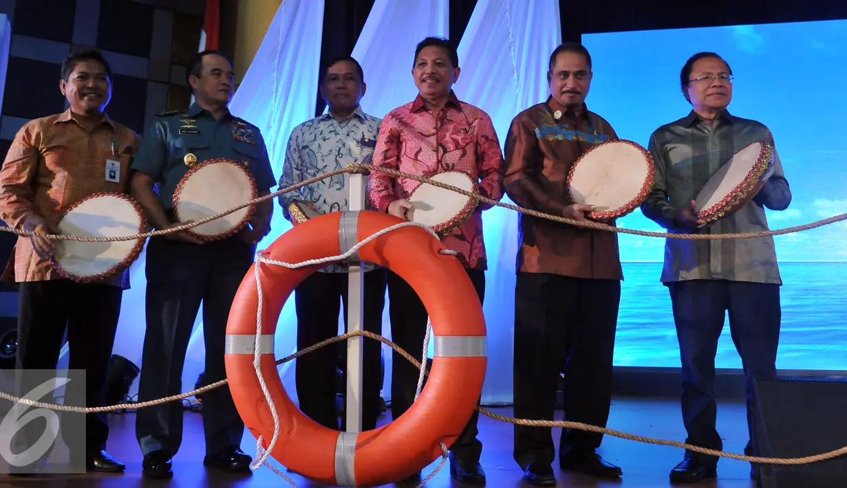 Menko Maritim dan Sumber Daya Rizal Ramli (kanan), Menteri Pariwisata Arief Yahya (kedua kanan) dan jajaran pejabat terkait membuka Sail Selat Karimata 2016, Jakarta, Rabu (1/6). (Liputan6.com/Johan Tallo)