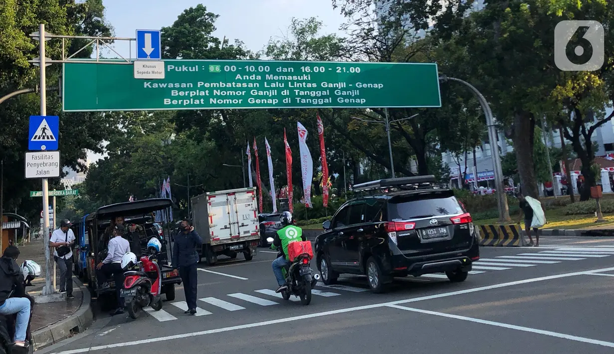 Kendaraan melintasi Jalan MH Thamrin, Jakarta, Senin (24/5/2020). Kepala Dinas Perhubungan Provinsi DKI Jakarta Syafrin Liputo mengungkapkan kebijakan ganjil genap terhadap sepeda motor belum akan diterapkan dan hanya berlaku bagi kendaraan roda empat. (Liputan6.com/Immanuel Antonius)