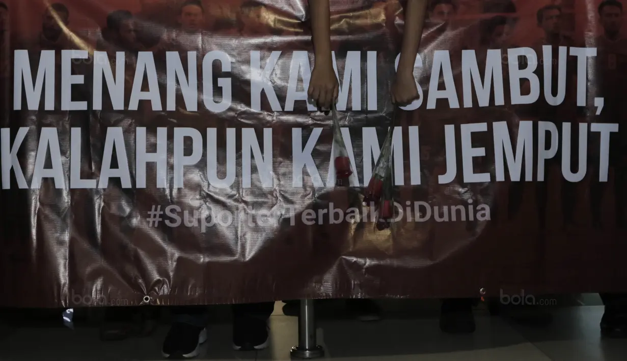 Fans menyiapkan bungan untuk pemain timnas Indonesia saat tiba di Bandara Soekarno-Hatta, Tangerang, Rabu, (30/8/2017). Pemain Indonesia disambut para fans sepulangnya dari SEA Games di Malaysia. (Bola.com/M Iqbal Ichsan)