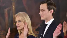 Penasihat Presiden, Kelleyanne Conway (kiri) dan Penasihat Senior Presiden yang juga menantu Presiden AS Donald Trump, Jared Kushner mengambil sumpah dalam pelantikan di Ruang Timur Gedung Putih, Washington, Minggu (22/1). (AFP PHOTO/Mandel NGAN)