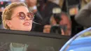 Aktris AS Amber Heard masuk ke dalam mobil saat tiba untuk menghadiri malam pembukaan Festival Film Cannes ke-72 di Prancis (13/5/2019). Mantan istri Johnny Depp ini tampil gaya dengan kaos putih, skinny jeans dan jaket multi-warna, dihiasi dengan jumbai berbulu.
(AFP Photo/Loic Venance)