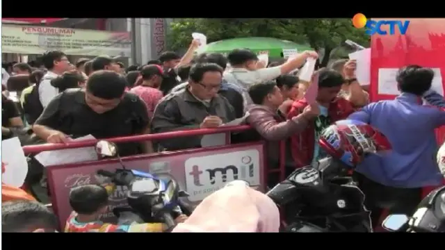 Antrean Cetak E-KTP di TMII Membeludak
