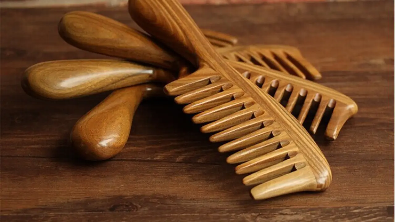 5 Alasan Sisir Kayu Lebih Baik Daripada Plastik