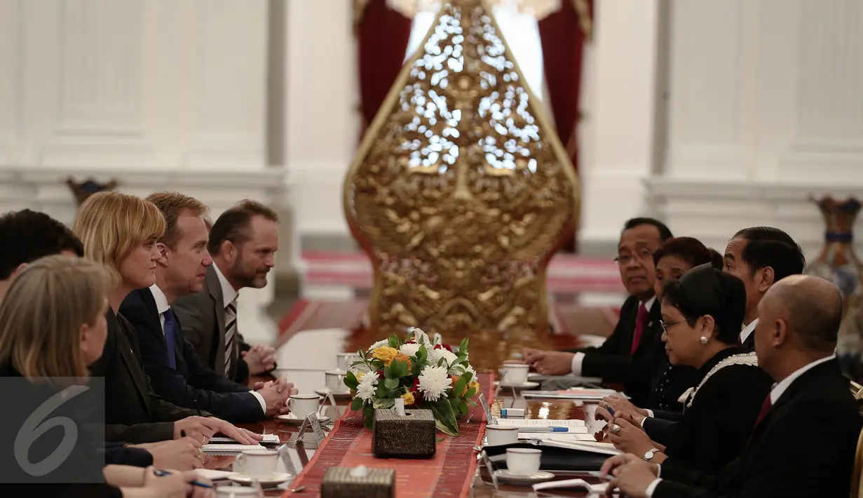 Suasana pertemuan antara Presiden Joko Widodo atau Jokowi dengan Menlu Norwegia Borge Brende di Istana Merdeka, Jakarta, Selasa (31/5/2016). Dalam pertemuan tersebut, keduanya membahas tentang ekonomi dan perikanan. (Liputan6.com/Faizal Fanani)