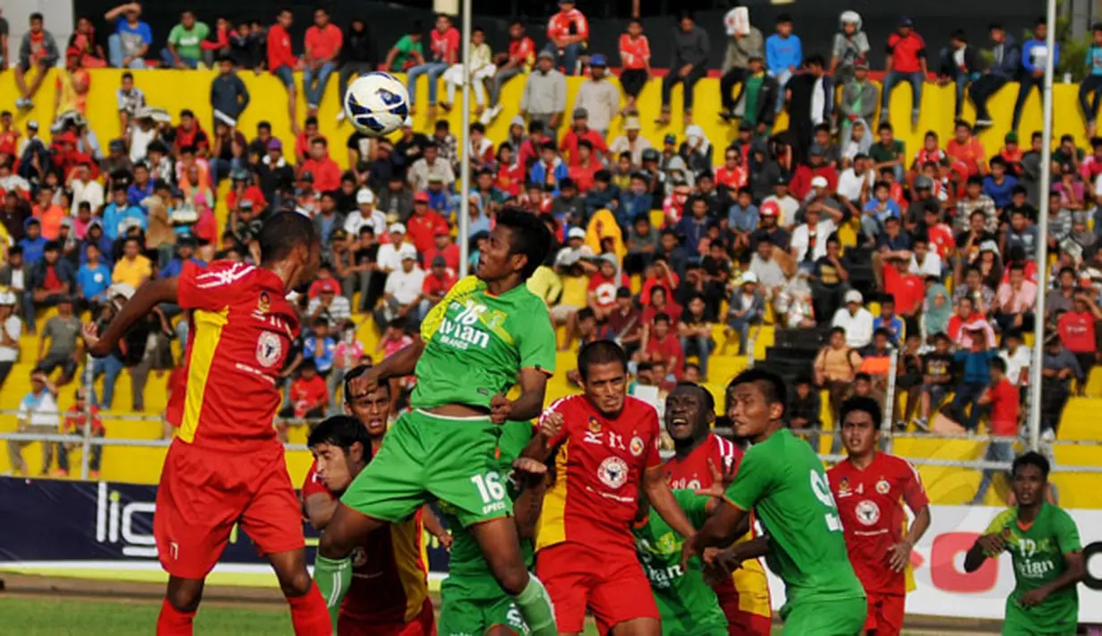 Bek Persebaya, Zulfiandi (16) berebut bola atas dengan pemain Semen Padang pada laga SCM Cup 2015 di Stadion Haji Agus Salim, Padang, Sabtu (17/1/2015). Persebaya unggul 1-0 atas Semen Padang. (Liputan6.com/Johan Tallo)