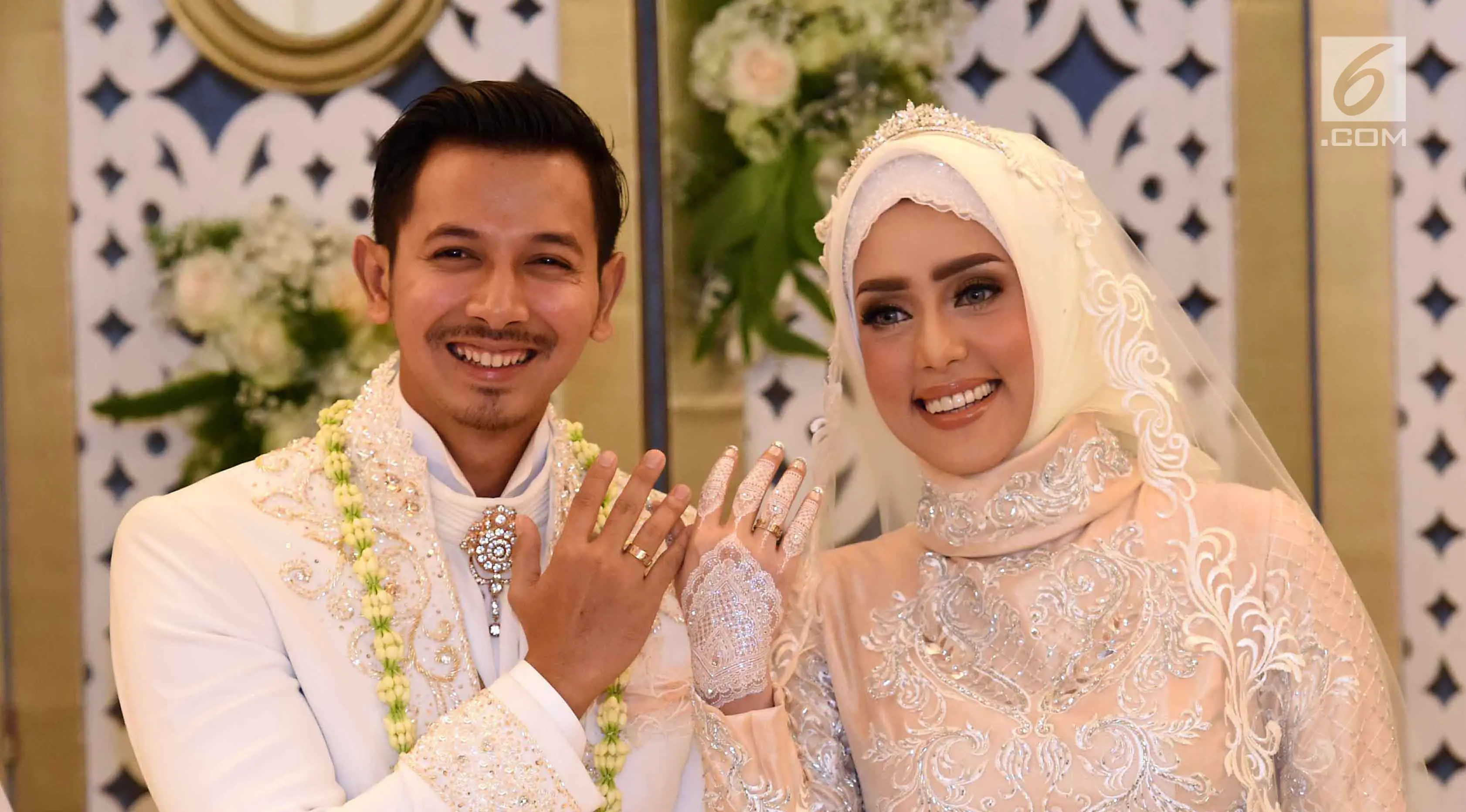 Pasangan Fairuz A Rafiq dan Sonny Septian menunjukan cincin kawin usai melangsungkan akad nikah di kawasan Kuningan, Jakarta Selatan, Minggu (21/5). Sonny memberi mahar unik berupa uang tunai Rp 999.999. (Liputan6.com/Herman Zakharia)