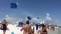'Isi' pantai di Florida, AS berterbangan saat pesawat jet terbang rendah. (News.com.au)