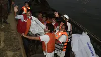 Menurut pejabat setempat, paling tidak 50 penumpang kapal feri yang terbalik di Bangladesh berhasil berenang ke darat atau diselamatkan.
