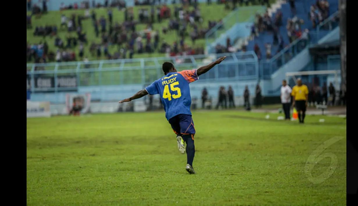 Penyerang Arema Cronus, You Rudy merayakan selebrasi usai mencetak gol  saat laga di SCM Cup 2015 di Stadion Kanjuruhan, Malang, Kamis (22/1/2015)). Arema Cronus menang 4-1 atas Persipura (Liputan6.com/Faizal Fanani)