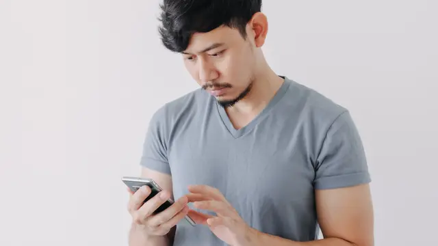 Seseorang memakai smartphone