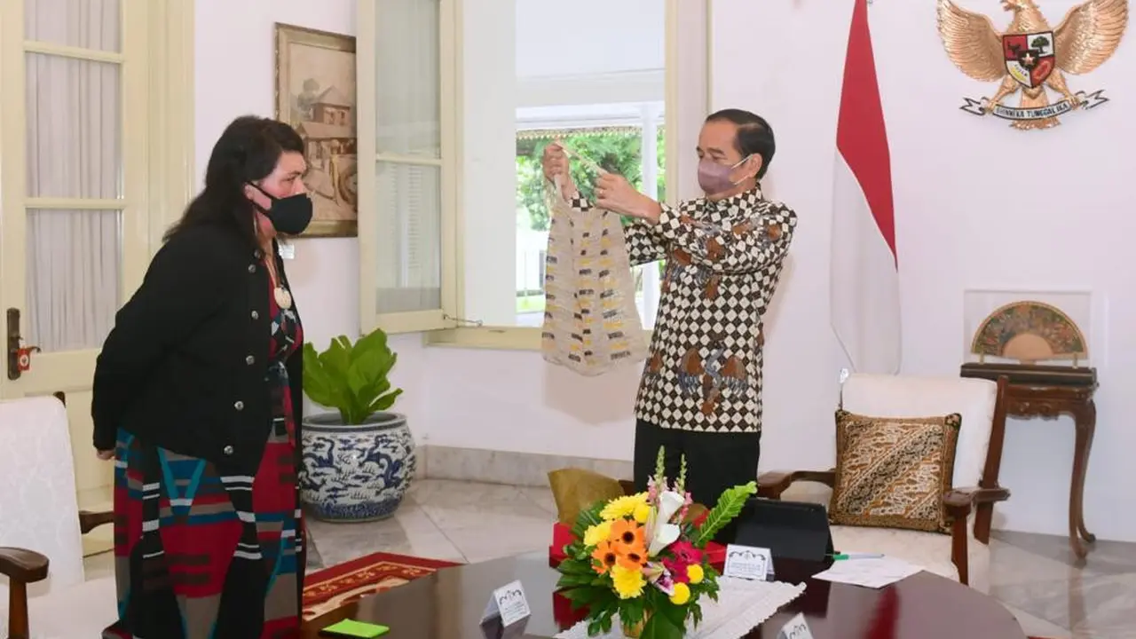 Jokowi saat bertemu Menteri Luar Negeri Selandia Baru Nanaia Mahuta di Istana Merdeka Jakarta, Senin (15/11/2021)
