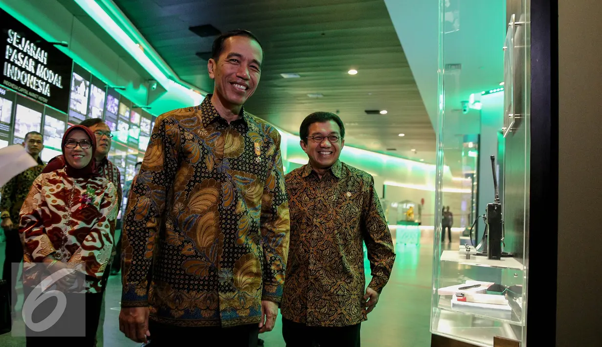 Presiden Joko Widodo (kedua kiri) mengunjungi Museum Sejarah Pasar Modal Indonsia dalam acara peringatan 38 Tahun Diaktifkannya Kembali Pasar Modal Indonesia di Gedung Bursa Efek Jakarta, Senin (10/8/2015). (Liputan6.com/Faizal Fanani)