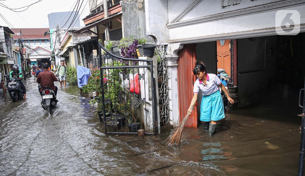 Banjir di kawasan Jakarta Barat ini terjadi akibat meningkatnya debit air Kali Kapuk. (Liputan6.com/Angga Yuniar)