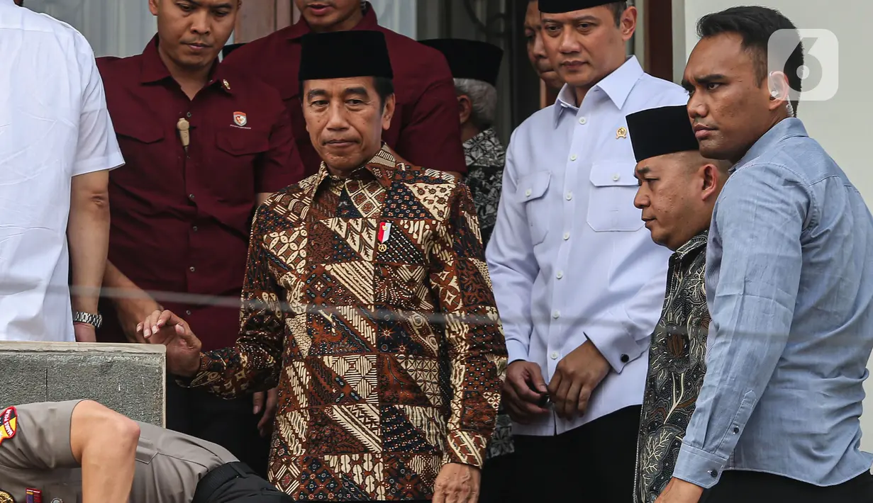 Presiden Republik Indonesia, Joko Widodo (Jokowi) saat melayat ke rumah duka Wakil Presiden RI ke-9 Hamzah Haz di Jalan Tegalan, Palmeriam, Matraman, Jakarta, Rabu (24/7/2024). (Liputan6.com/Angga Yuniar)