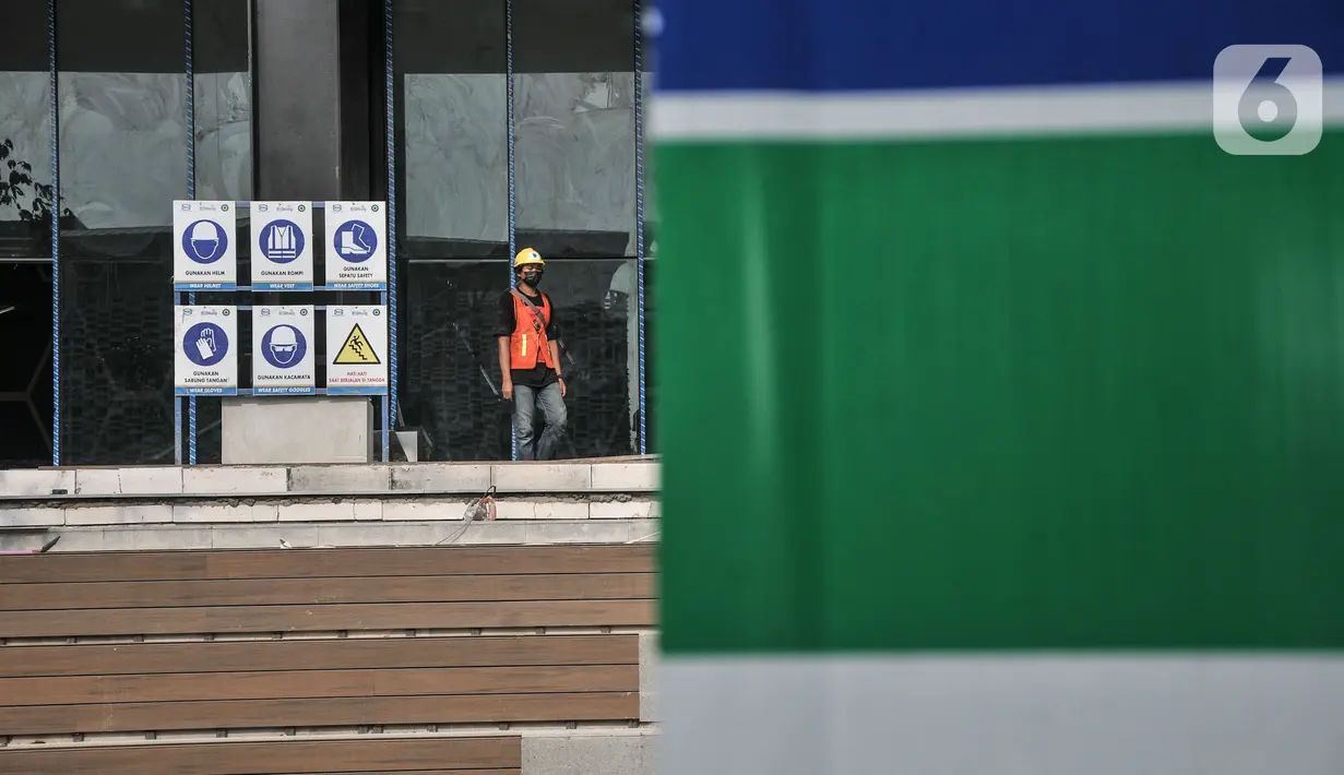 Aktivitas pekerja saat menyelesaikan proyek renovasi Gedung Sarinah, Jakarta, Kamis (2/9/2021). Proyek renovasi gedung pusat perbelanjaan tertua di Indonesia tersebut ditargetkan rampung pada awal 2022. (merdeka.com/Iqbal S. Nugroho)