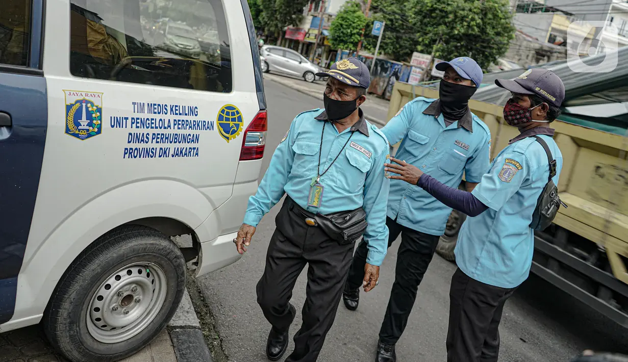 Sejumlah petugas parkir saat akan melakukan pemeriksaan kesehatan di mobil Tim Medis Keliling di kawasan sabang, Jakarta, Kamis (18/2/2021). Program ini dilakukan secara rutin dengan cara berkeliling untuk mengecek kondisi kesehatan petugas parkir di masa pandemi. (Liputan6.com/Faizal Fanani)