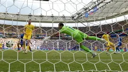 Gol Slovakia dipersembahkan oleh Ondrej Duda. (AP Photo/Frank Augstein)