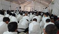 Para jemaah calon haji asal Indonesia mendengarkan khotbah wukuf di dalam tenda di Arafah, Jumat (8/7/2022). (Liputan6.com/Mevi Linawati)