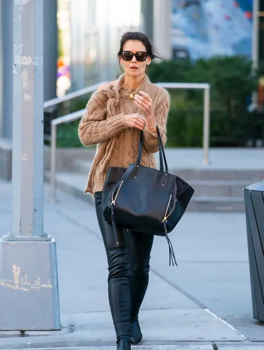 Katie Holmes tampil mengenakan tas Chloe Milo. Foto: Vogue.