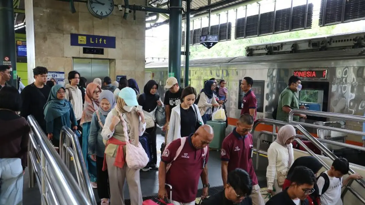 Penumpang kereta api saat tiba di salah satu stasiun di Jakarta