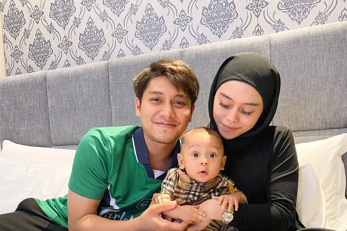 Bahagianya Rizky Billar, saat merayakan ulang tahun ke-27. Lantaran, ia tak hanya berdua dengan sang istri tapi juga dengan Baby L. (Foto: Instagram/@lestykejora)