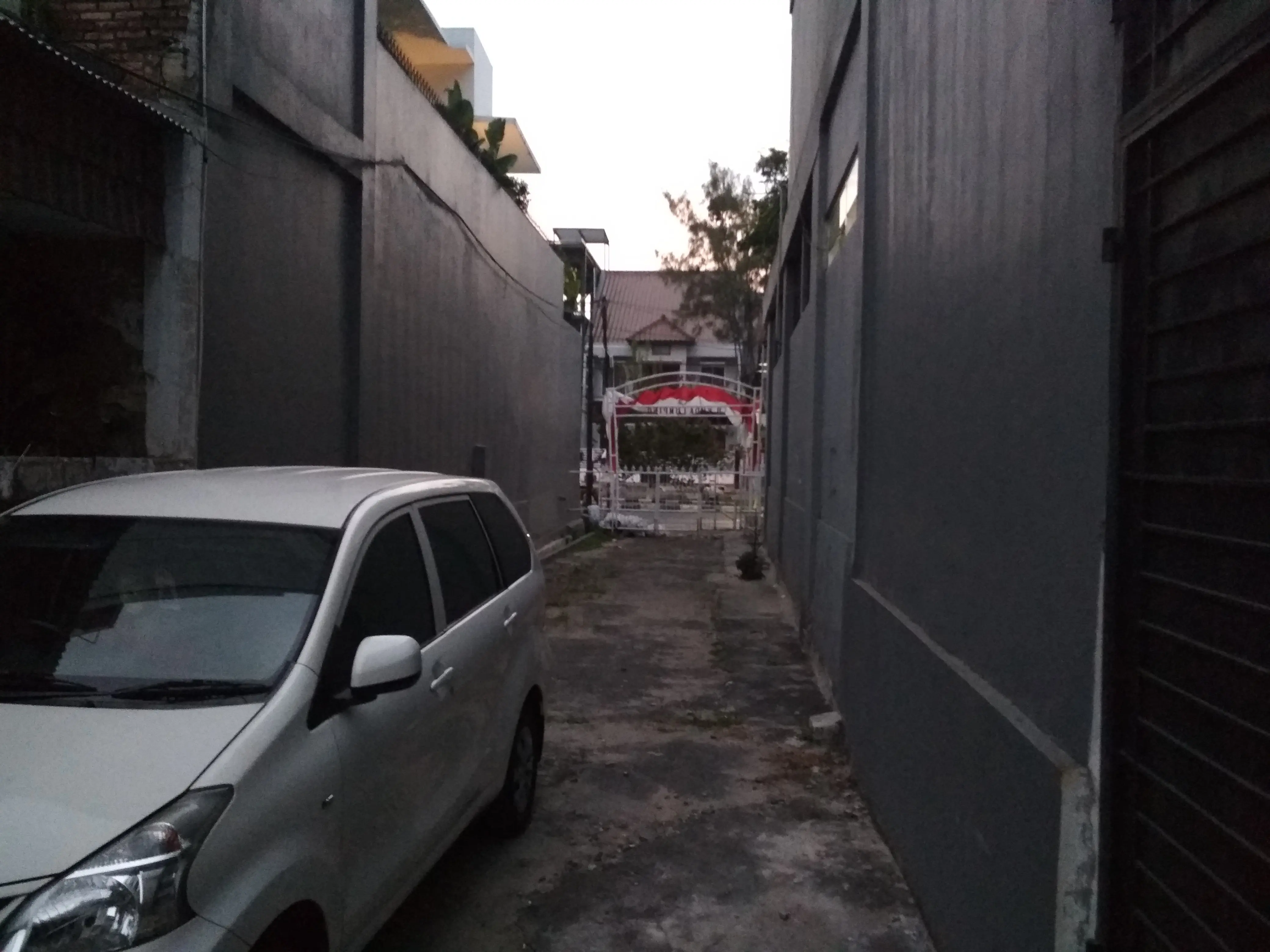 Akses jalan masuk ke safe house KPK di Kelapa Gading (Liputan6.com/Moch Harun Syah)